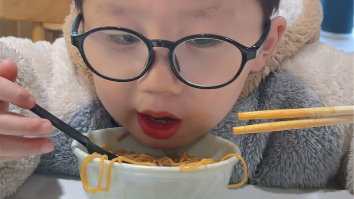 “ผู้ชายคนนั้น” ดูเหมือนจะไม่พอใจทรงผมตัวเองเอามากๆ