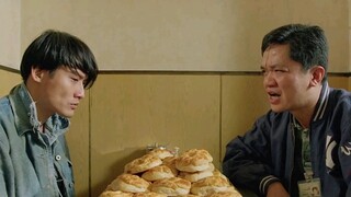 ฮุ่ยผู้โชคร้ายบ่นในร้านชา และถูกตำรวจบังคับให้กินซาลาเปาสับปะรดอย่างบ้าคลั่ง