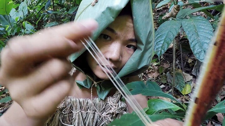 A woman survives the Southeast Asian jungle barehanded for 100 days in 31 episodes, preparing to mak