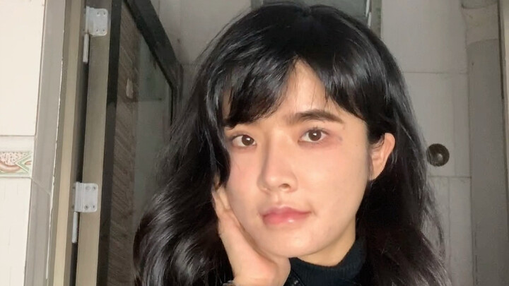 في عطلة نهاية الأسبوع، أخذت صاحبة المطعم إجازة نادرة وذهبت لعمل الأظافر، وفحص بشرتها، ثم جلست تستمع 