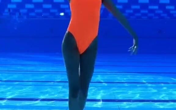 17-year-old Silvia Solymosyová’s jaw-dropping underwater routine: handstand walking, virtual stair c
