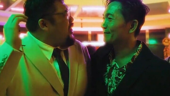 Thường Uy: Tôi thì đúng là không biết võ, nhưng tôi có súng mà~