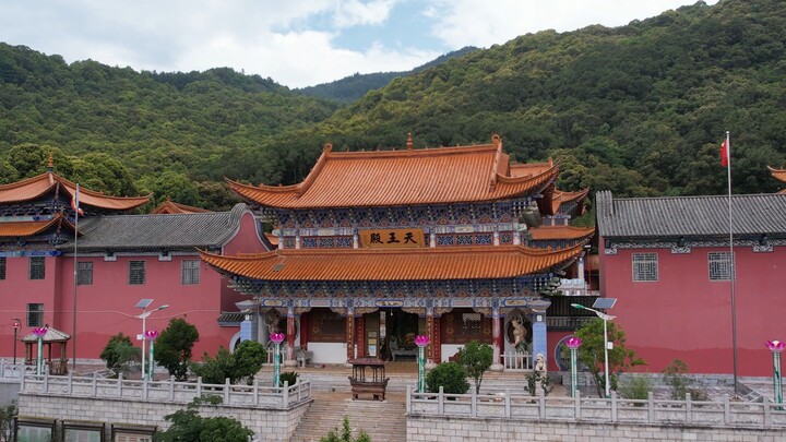 航拍古寺建筑｜天王殿与云雾青山的宁静之美