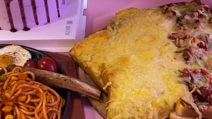 Ada yang tanya kenapa aku suka banget makan kue~~ Mungkin karena cita-cita masa kecilku adalah bisa 