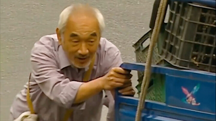 An old man picked up a broken chair, only to find out it was actually very valuable!