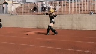 Cosplay Kagamine Ren jumps at the opening ceremony of the school sports meeting