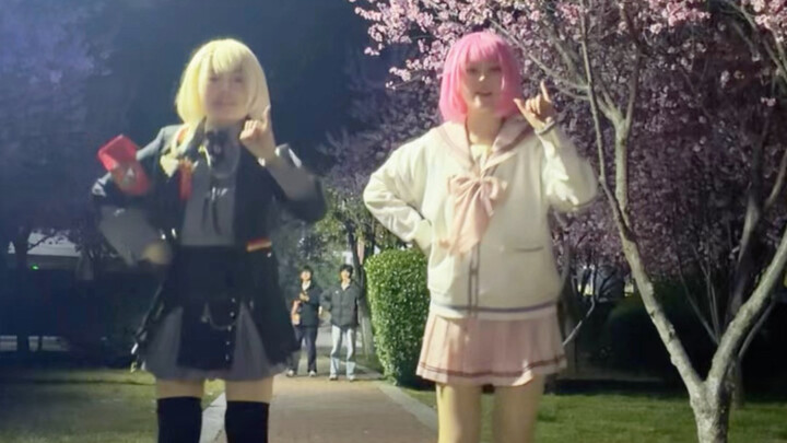 Nhìn chằm chằm hay thưởng thức, mọi người đều phân biệt được mà!