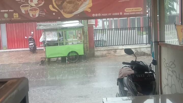 ini lgi Hujan kan...
