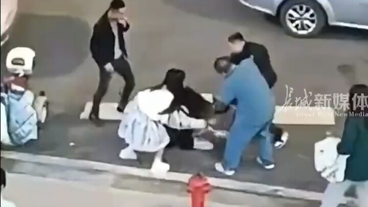 Wanita cosplay berdiri lalu menarik keluar tutup kepala.