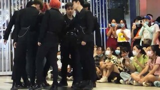 [Who dances to the song] Many fans watched the ETSO boy band in military uniforms dance to "BOSS"