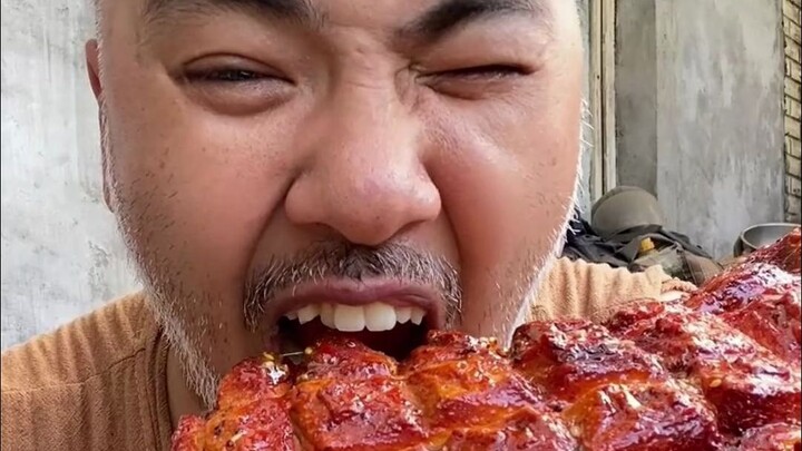 老铁糊涂啊，居然给老蔫投喂这个？