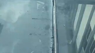 Cuộc đời tôi giống như đang đi trên lớp băng mỏng, bạn nghĩ tôi có thể sang được bên kia không?