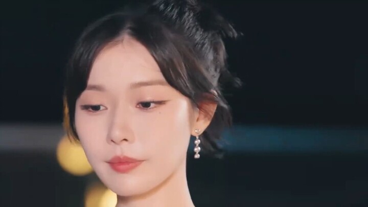 Semua orang berteriak untukku!! Perempuan ini mahir banget nih, tolong! Bantuin aku, aku butuh napas