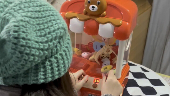 โตขนาดนี้แล้วยังเล่นตู้คีบตุ๊กตาอยู่เหรอ? คราวนี้ย้ายมาอยู่ที่บ้านเลยนะ!