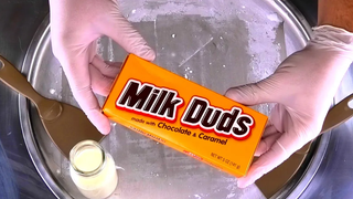 ไอศกรีมโรล วิธีทำไอศกรีมม้วน Milk Duds กับช็อกโกแลตและคาราเมล ASMR ที่น่าพอใจ