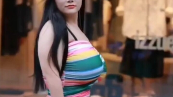 美女街拍  微胖女神  女神款款走来。花枝乱颤。动心了吗？