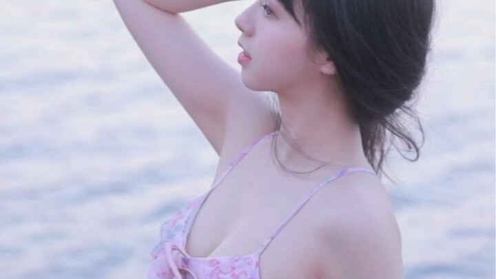 So fair! Strap floral dress—perfect for soaking up the breezy spring sea air.