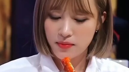 Thần tượng nữ K-pop ăn tokbokki: