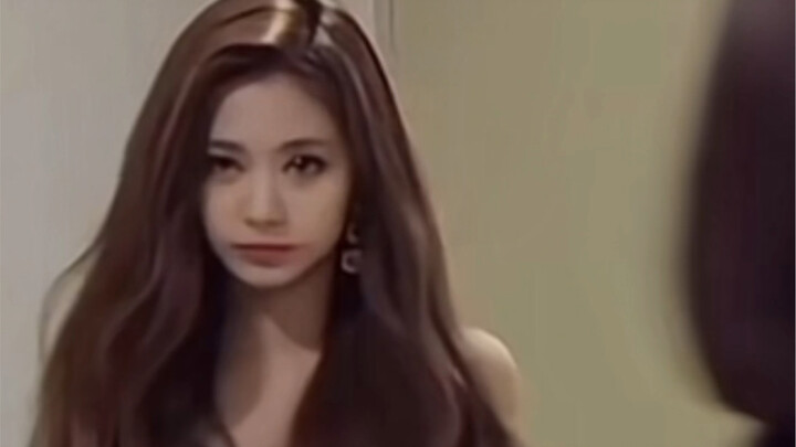 So what’s JYP even doing? Even just curling her hair a little, Tzuyu looks this gorgeous!!!