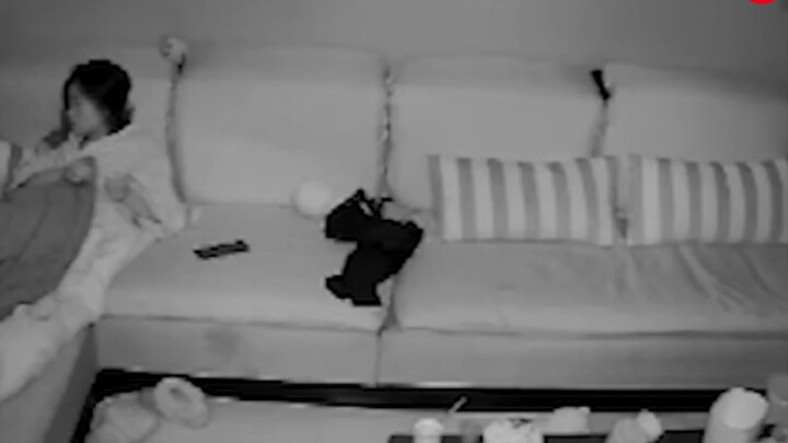 Sepasang suami istri muda sedang menonton film horor di pagi hari ketika beberapa peralatan listrik 