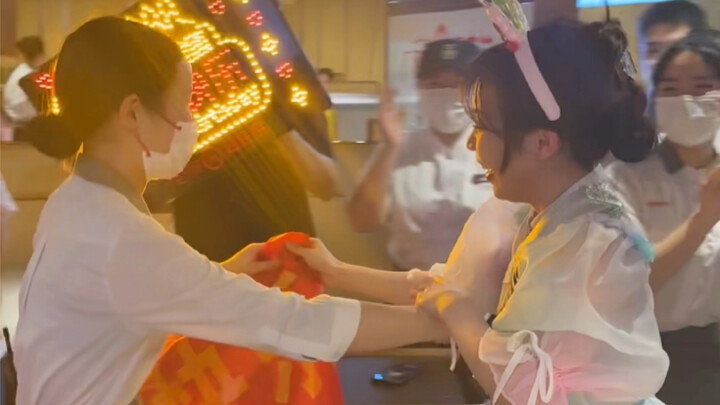 How Do Social Media Hooligans Celebrate Their Birthday? They Stumped the Haidilao Staff!