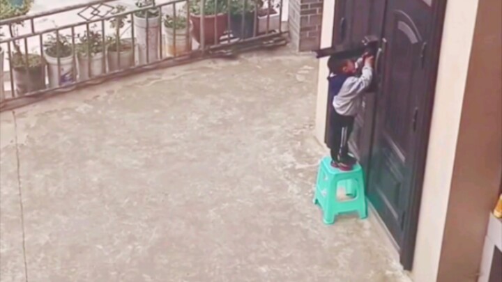 Bangku itu terlempar, bikin aku ketawa mati.