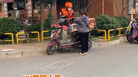 لم يتوقع صاحب خدمة التوصيل أن يكون خبيرًا في فتح البسطات!