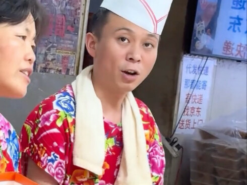 The Zibo fried pancake guy feels just like a “concubine in the Cold Palace” hahaha “Zibo” “Zibo frie