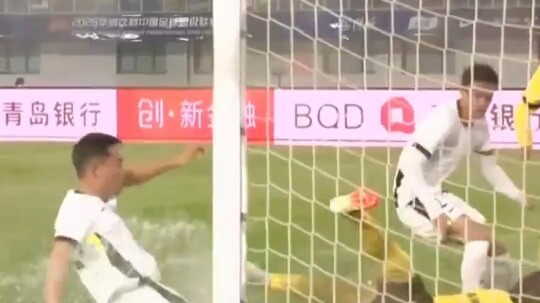 No skill—just pure luck! The Qingdao West Coast vs. Wuhan Three Towns match was affected by heavy ra