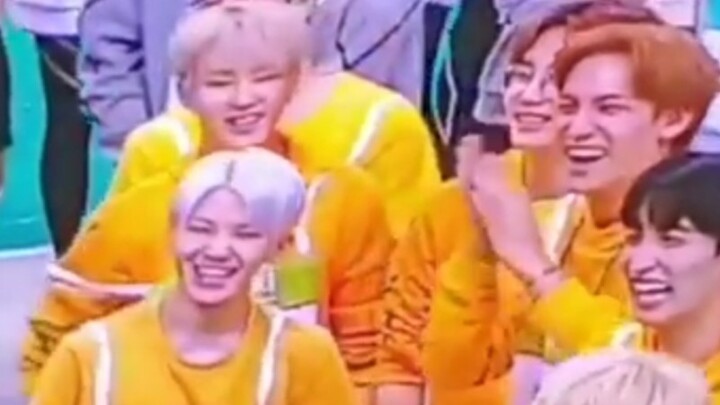 It's so funny that Xiao Qishi is holding the Vernon phone case, hahahahahahahaha