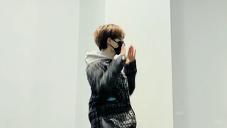 I know you don’t want to like it, but I’m dancing to Lu Han’s “Super Champion”!