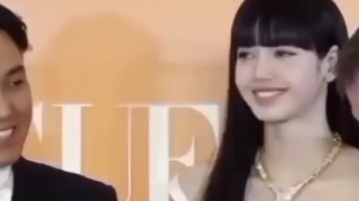 ลิซ่าไม่ชอบจับมือกับคนแปลกหน้า!