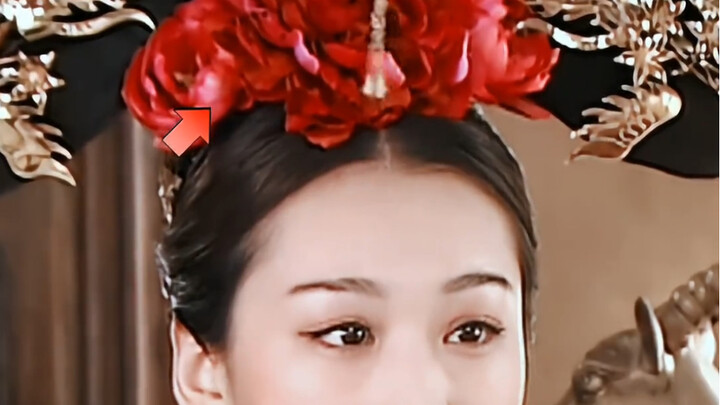 รายละเอียด: มีเพียงภรรยาเอกเท่านั้นที่สามารถติดดอกไม้สีแดงได้ ขณะที่บรรดาอนุภรรยาต้องติดดอกไม้สีชมพู