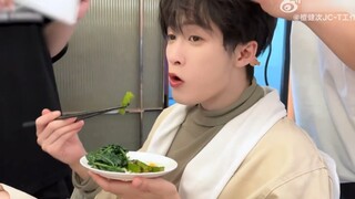 Mukbang Tan Jianci sungguh ada di sini! Bolehkah pihak studio memberi anak itu daging? Meski dia mak