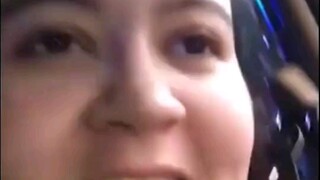 Polisi menghentikan gadis remaja itu hanya untuk melihat wajah putrinya sebentar.