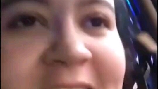 Polisi menghentikan gadis remaja itu hanya untuk melihat wajah putrinya sebentar.