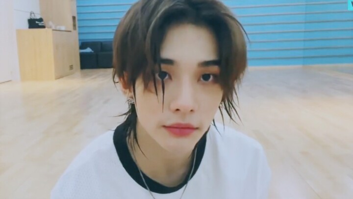 น่าเสียดายจนไม่มีคลิปถ่ายสดอย่างเป็นทางการ! คลิปถ่ายสดฝีมือแฟนคลับของฮวางฮยอนจินจาก Stray Kids เรื่อ