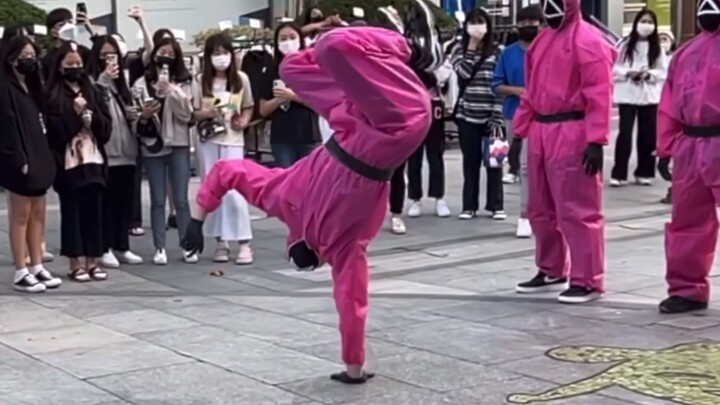 เกมปลาหมึกกลางถนนเริ่มแล้ว ทายสิว่าเกมต่อไปจะเป็นอะไร?