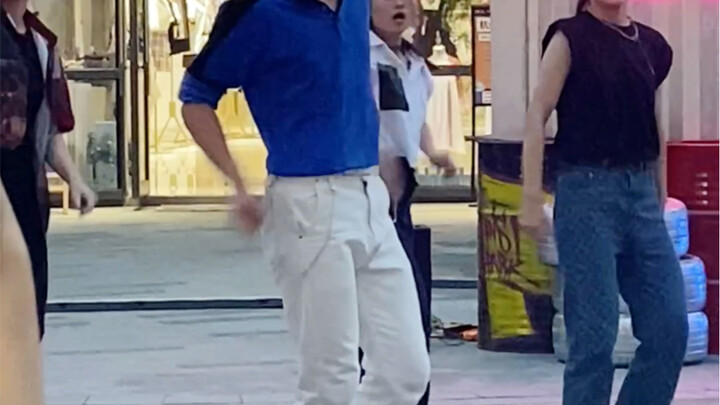 Stole Wen Junhui's outfit from P-Company and went to perform a random dance showcase of SEVENTEEN—Re