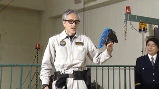 Yaohui transforms into Zipton and fights against Ultraman Yehu