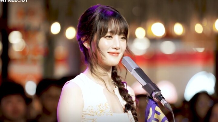 【มินนี่】การแสดงบนท้องถนนครั้งแรกในประเทศไทยของมินนี่ โชว์สดเพลง “blue+white clouds+Fate” | JAYKEEOUT