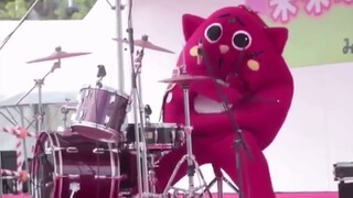 When a Costumed Person Destroys The Drums At Children’s Music Concert - NyangoStar -