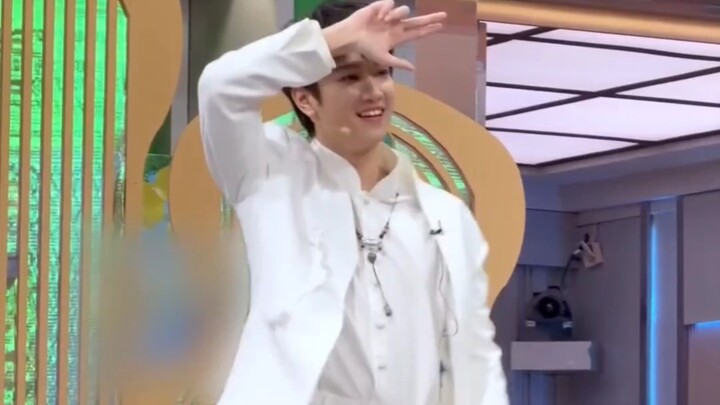Ao Ziyi’s awesome dance straight cut! He danced to “Youth Manual,” “Love Shot,” and “Trouble Maker”!