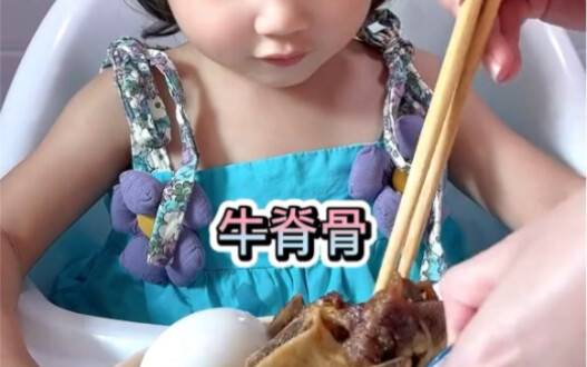 กระบวนการให้ลูกน้อยวัยสองขวบกว่ากินอาหารด้วยตัวเองทั้งหมด