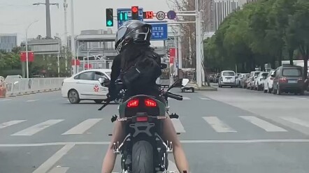 Help me track her down! The girl who was drifting on the airport expressway sped off before I even h