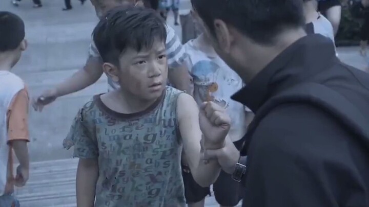 Người cựu chiến binh nhìn thấy một người ăn xin quen thuộc bên đường và hỏi thăm, anh ta mới biết đó