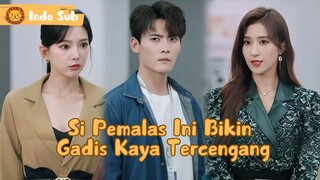 Dia terlalu mencolok di kantor... tapi siapa sangka sebenarnya dia...