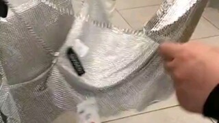 هل يستطيع أحد أن يخبرها كيف تلبس؟