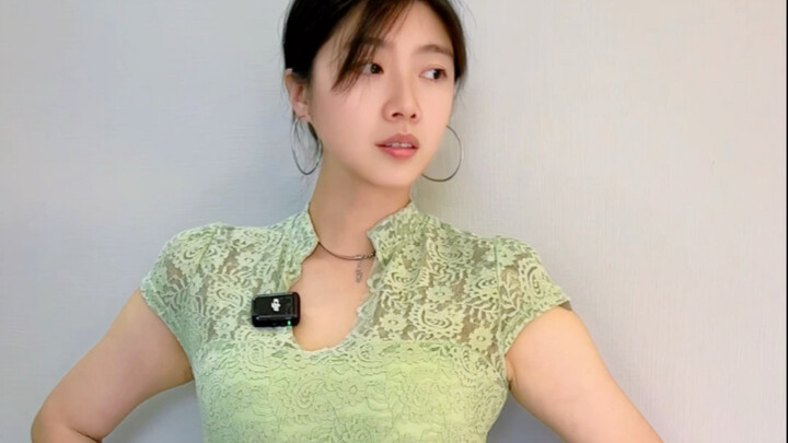 ใส่ได้ก็ใส่ได้ แต่ของฉันก็ไม่ใช่แบบเปิดไหล่เสียทีเดียว… เลยต้องใส่แผ่นเสริมไหล่ไว้… พอให้ผ่านไปได้ละ