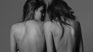Ghép ảnh đồng tính nữ "Tôi thích bạn, bạn là con gái, tôi cũng vậy, thì sao chứ"